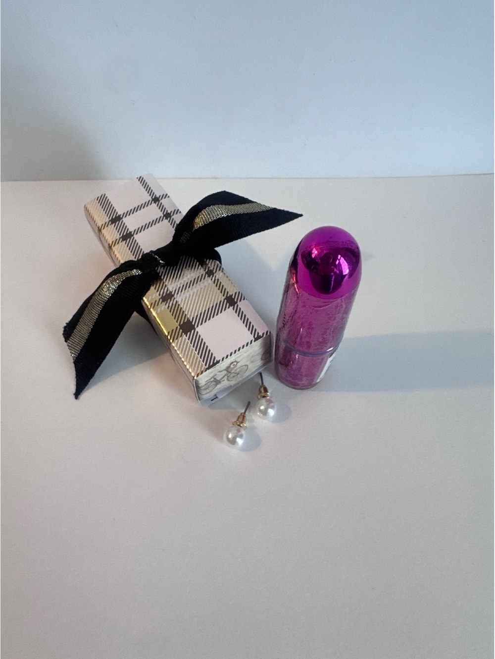 Gift Kit! Revolution Lipstick with Pearl Stud Earrings - Picture 2 of 6